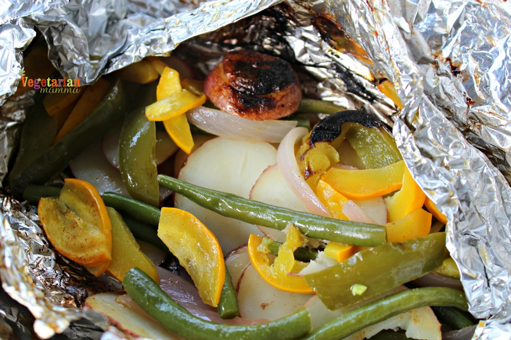 http://vegetarianmamma.com/wp-content/uploads/2016/06/Grilled-Potatoes-and-Veggies-Foil-Packet-Cooking-@vegetarianmamma.com-2.jpg