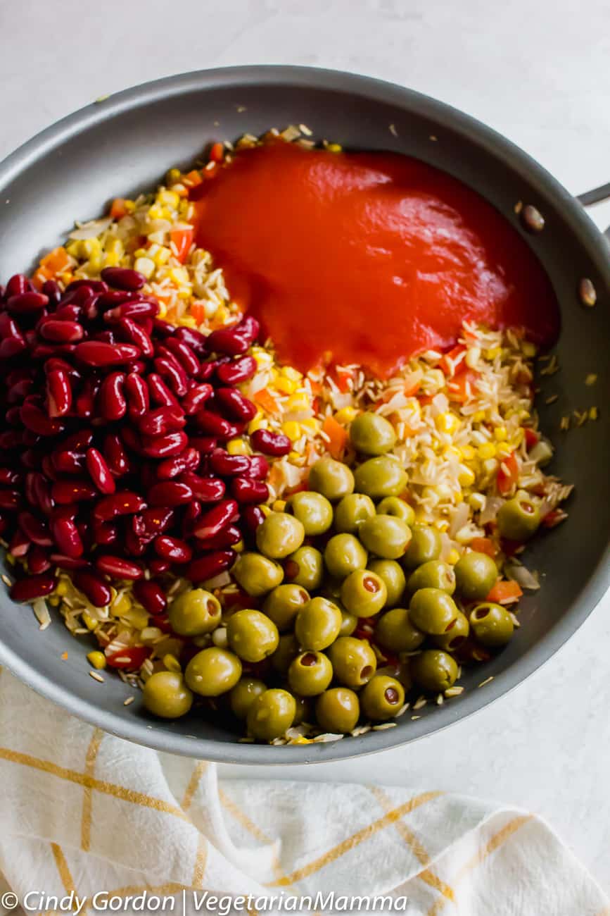 All the ingredients for spanish rice with olives