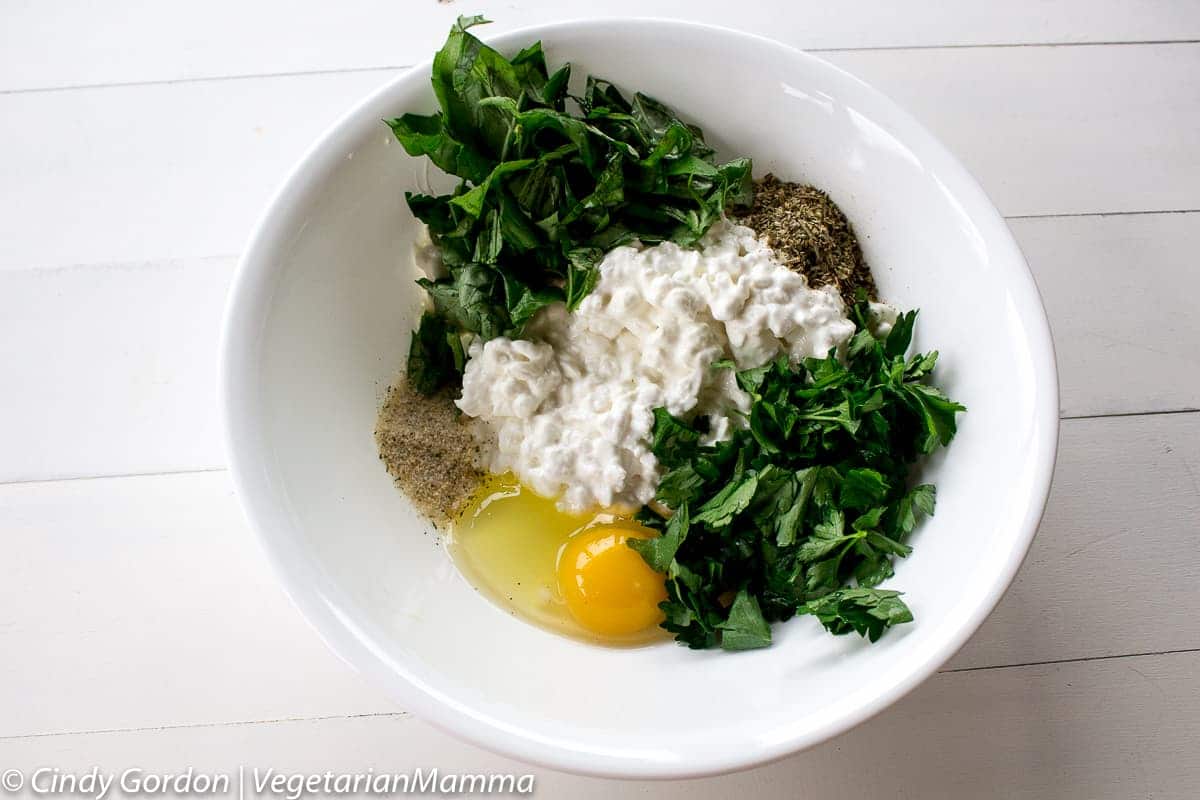 bowl of spinach mushroom lasagna ingredients