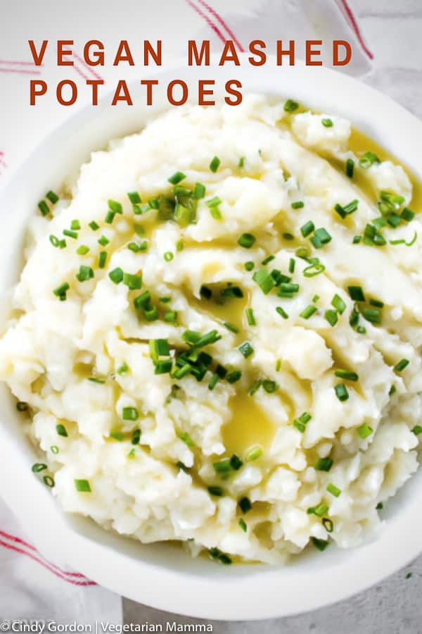 These five-ingredient Vegan Mashed Potatoes are the perfect quick, comforting, and flavorful side dish for tonight's dinner. #mashedpotatoes #veganmashedpotatoes