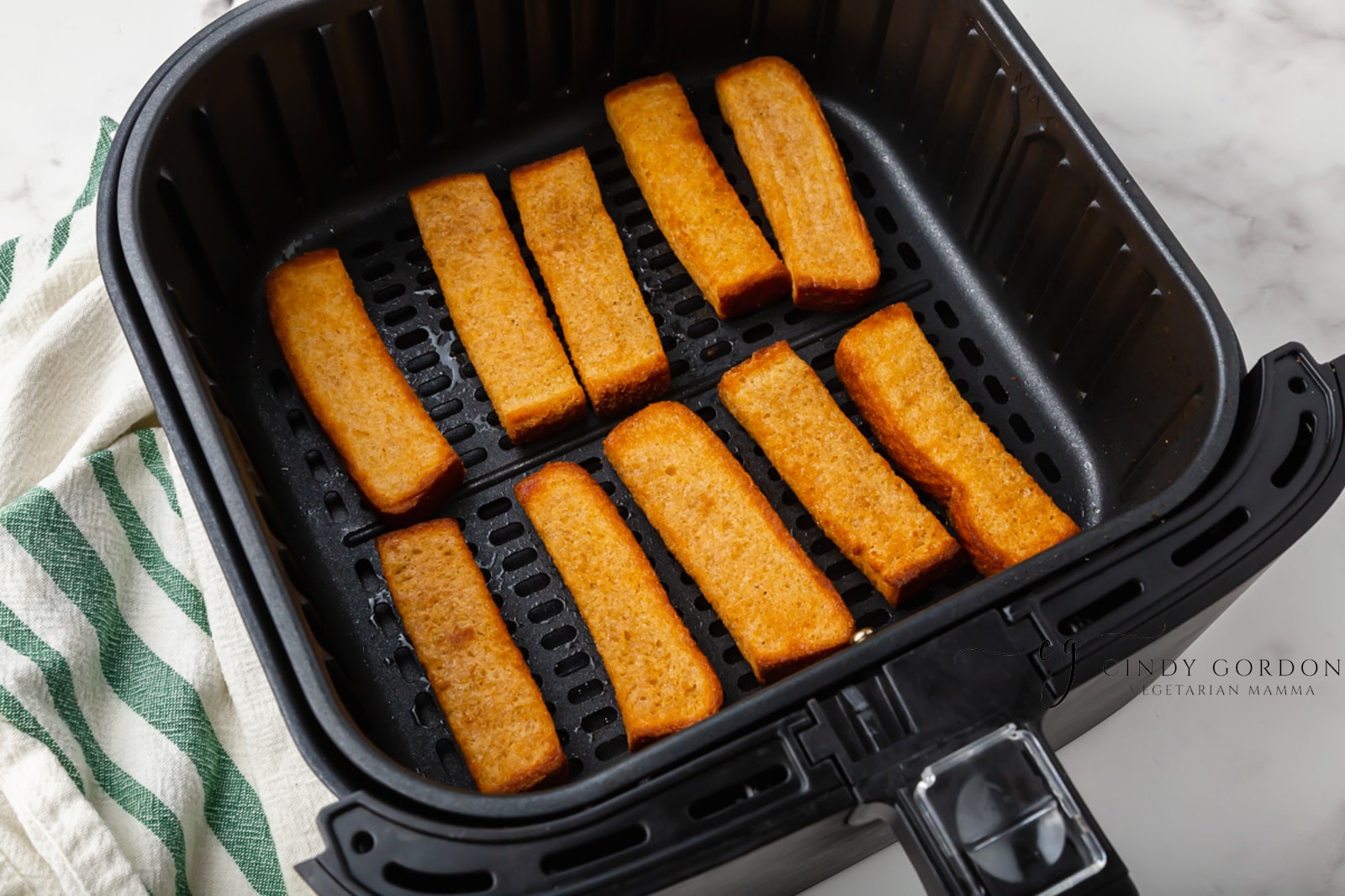 french toast sticks in black air fryer basket