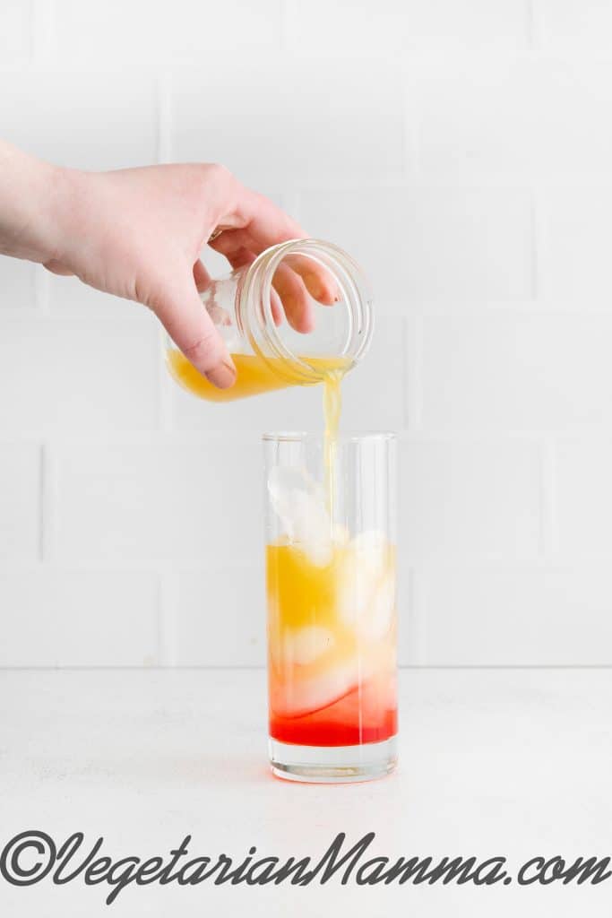 Pour pineapple juice in glass.