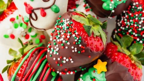 Christmas Chocolate Covered Strawberries - Maria's Mixing Bowl