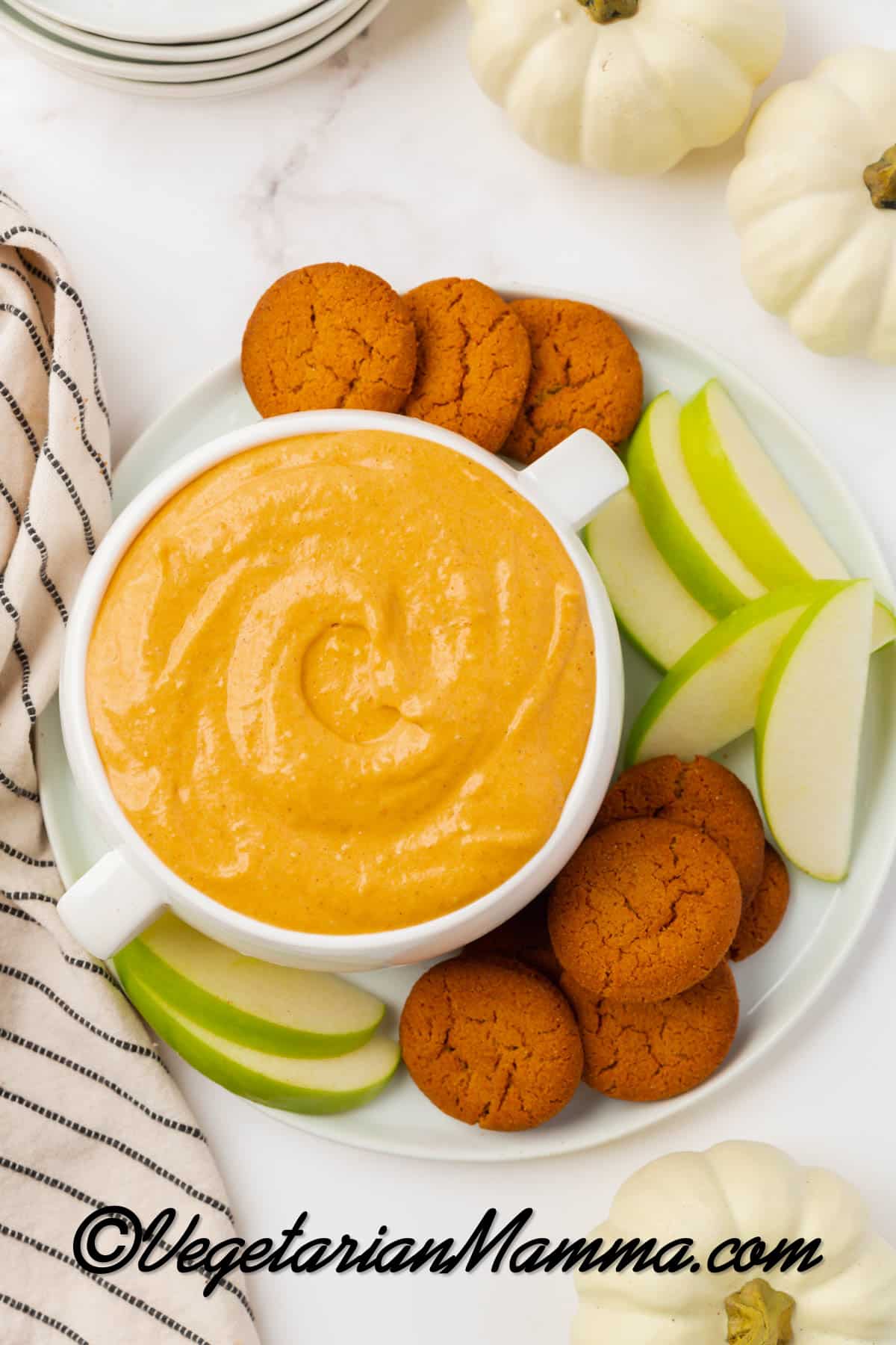 Orange-creamy cheese dip with ginger snaps and apples.
