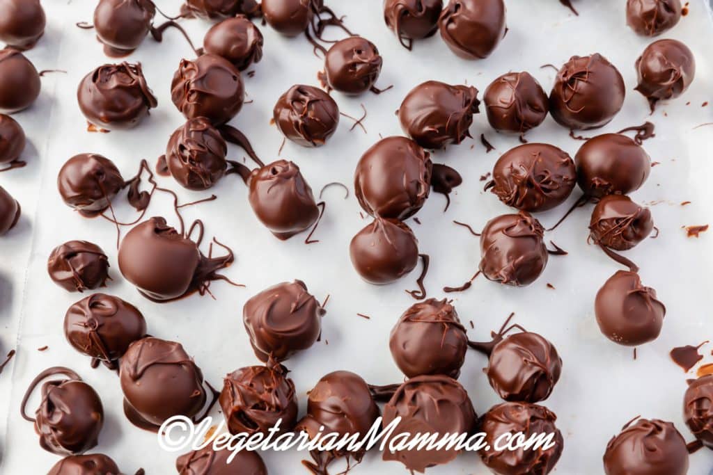 Place chocolate-covered cranberries on a baking sheet covered with wax paper to dry.