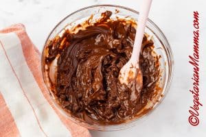 Melting chocolate and oil. Stir until smooth.