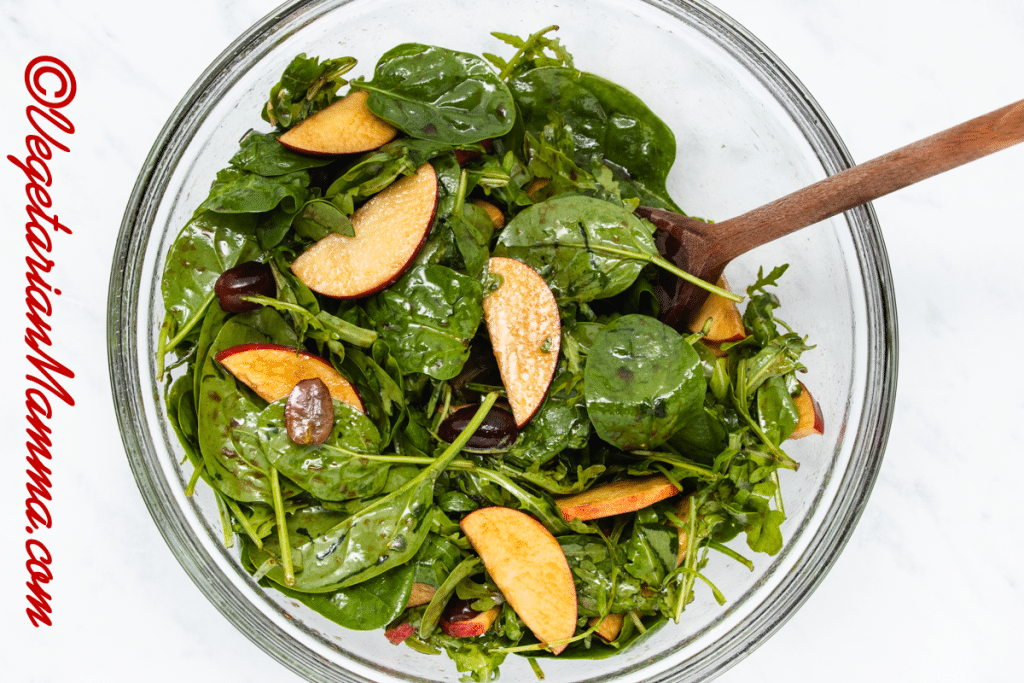 Add grapes, apples, spinach, and arugula to a bowl.